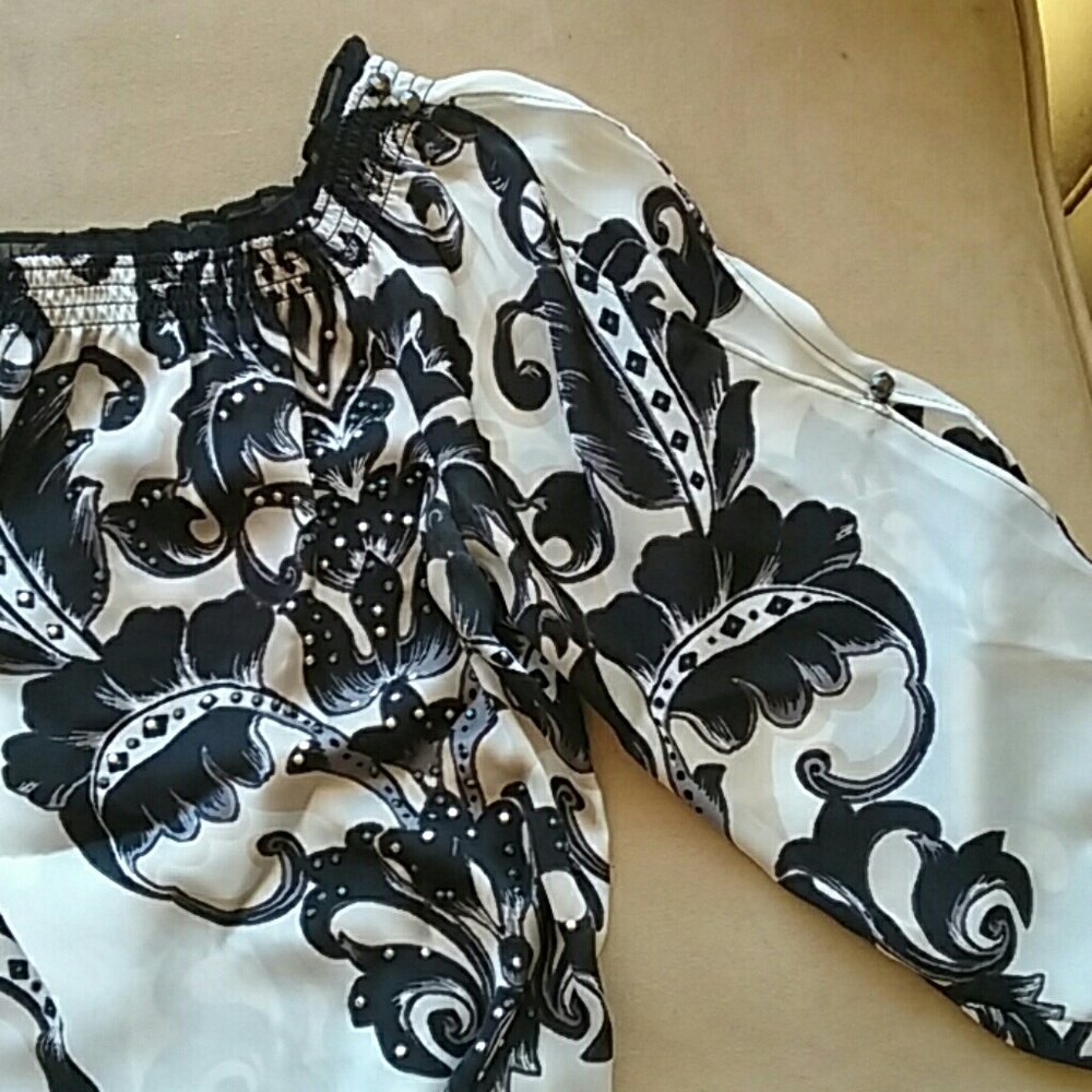 White and black blouse - Picture 3 of 5